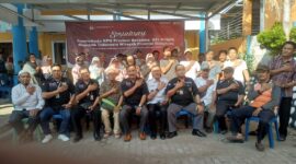 Para peserta berfoto bersama usai kegiatan sosialisasi