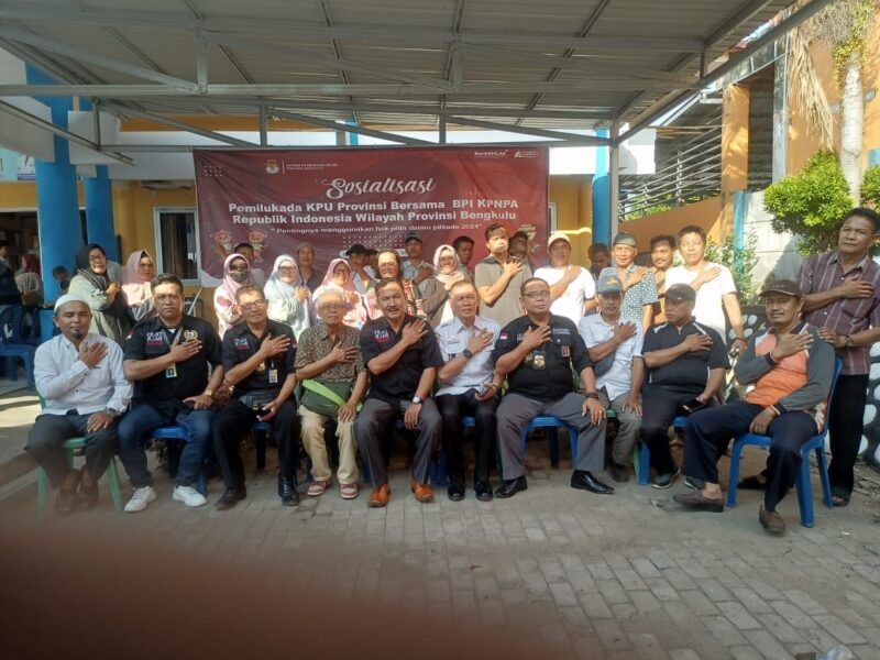 Para peserta berfoto bersama usai kegiatan sosialisasi