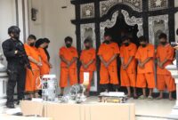 Para Tsk beserta peralatan yang digunakan untuk memproduksi narkotika berhasil diamankan BNN