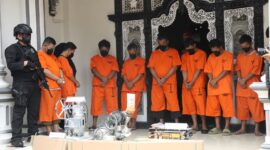 Para Tsk beserta peralatan yang digunakan untuk memproduksi narkotika berhasil diamankan BNN