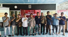 Peserta berfoto bersama narasumber 
