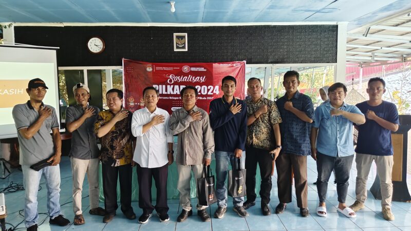Peserta berfoto bersama narasumber 