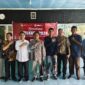 Peserta berfoto bersama narasumber 
