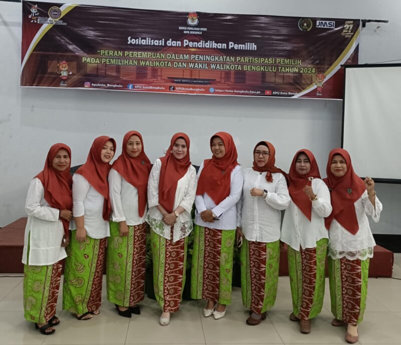 Pengurus IKWI Bengkulu berfoto bersama sesaat sebelum sosialisasi dan pendidikan dimulai. (foto: Sri Wahyuni)