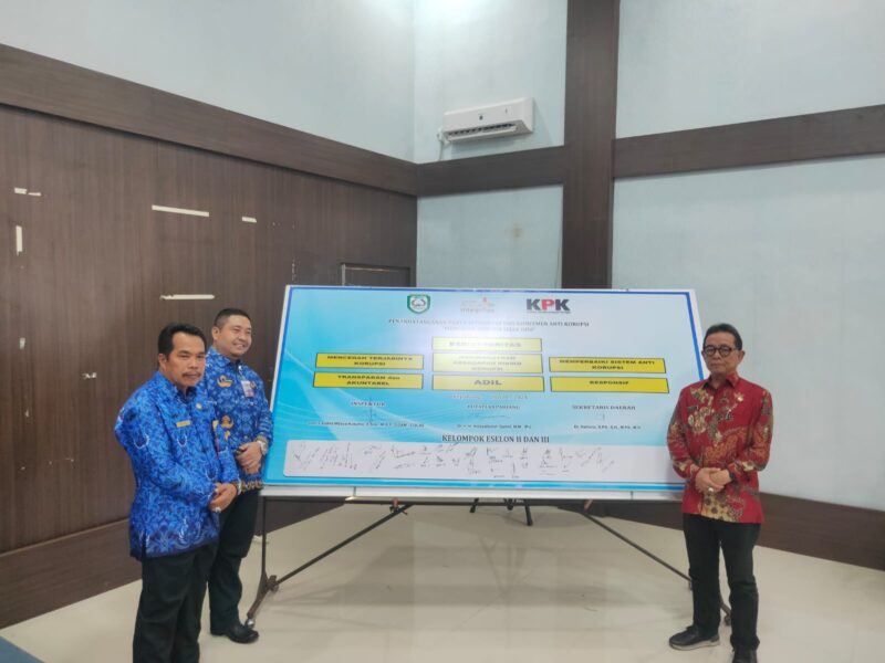 Bupati memimpin penandatangan pakta integritas sebagai bentuk dukungan Pemda Kepahiang anti korupsi.