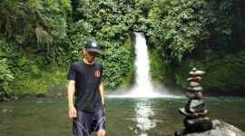 Pengunjung objek wisata air terjun di Kabawetan, tengah asyik bermain air dan susun batu