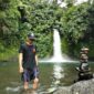 Pengunjung objek wisata air terjun di Kabawetan, tengah asyik bermain air dan susun batu