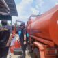 Personel BPBD tengah menyalurkan air bersih pada warga.
