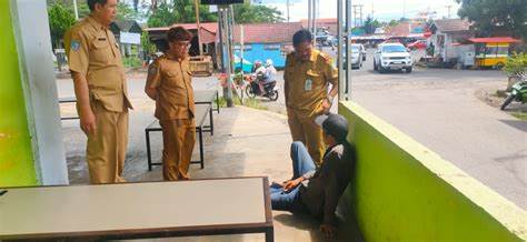 Petugas Dinsos saat melakukan assesment terhadap salah satu warga yang dilaporkan ODGJ.