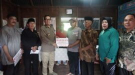 Bupati didampingi Kepala Dinsos menyerahkan bantuan pada warga yang menjadi korban kebakaran di Desa Kota Agung, Bermani Ilir
