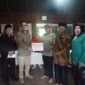 Bupati didampingi Kepala Dinsos menyerahkan bantuan pada warga yang menjadi korban kebakaran di Desa Kota Agung, Bermani Ilir
