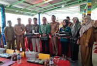 Bupati menyalurkan bantuan alat membatik pada peserta pelatihan.