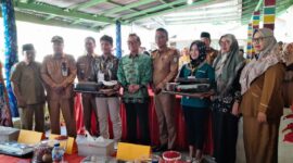Bupati menyalurkan bantuan alat membatik pada peserta pelatihan.
