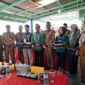 Bupati menyalurkan bantuan alat membatik pada peserta pelatihan.