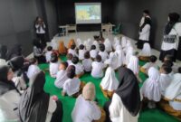 Para siswa antusias menikmati film di bioskop mini Pepustakaan Kepahiang.