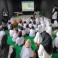 Para siswa antusias menikmati film di bioskop mini Pepustakaan Kepahiang.