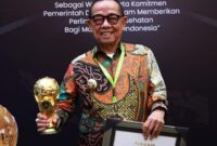 Bupati Kepahiang, Hidayatullah Sjahid saat menerima UHC Award