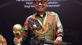 Bupati Kepahiang, Hidayatullah Sjahid saat menerima UHC Award