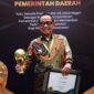 Bupati Kepahiang, Hidayatullah Sjahid saat menerima UHC Award