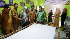 Bupati dan rombongan saat meninjau rumah produksi batik lokal Kepahiang