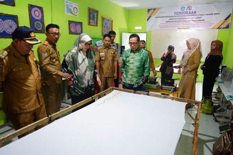 Bupati dan rombongan saat meninjau rumah produksi batik lokal Kepahiang