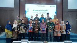 Bupati dan para peserta evaluasi data Kepahiang dalam angka Tahun 2024 berfoto bersama usai pembukaan acara rapat.