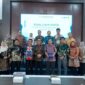 Bupati dan para peserta evaluasi data Kepahiang dalam angka Tahun 2024 berfoto bersama usai pembukaan acara rapat.