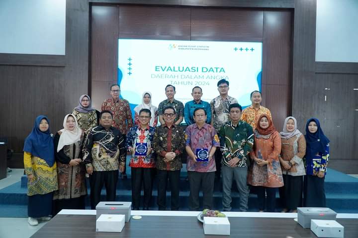 Bupati dan para peserta evaluasi data Kepahiang dalam angka Tahun 2024 berfoto bersama usai pembukaan acara rapat.