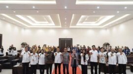 Bupati berfoto bersama dengan para peserta FGD