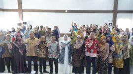 Para peserta rapat berfoto bersama