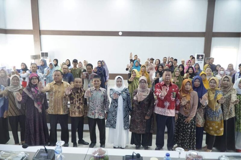 Para peserta rapat berfoto bersama