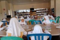Para siswa tengah belajar di perspustakaan. Kehadiran pojok baca kelurahan diharapkan menambah minat baca masyarakat.