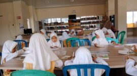 Para siswa tengah belajar di perspustakaan. Kehadiran pojok baca kelurahan diharapkan menambah minat baca masyarakat.
