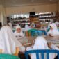Para siswa tengah belajar di perspustakaan. Kehadiran pojok baca kelurahan diharapkan menambah minat baca masyarakat.