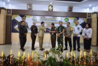 Penyerahan plakat sebagai cinderamata atas kunjungan Kajati Bengkulu ke Kepahiang