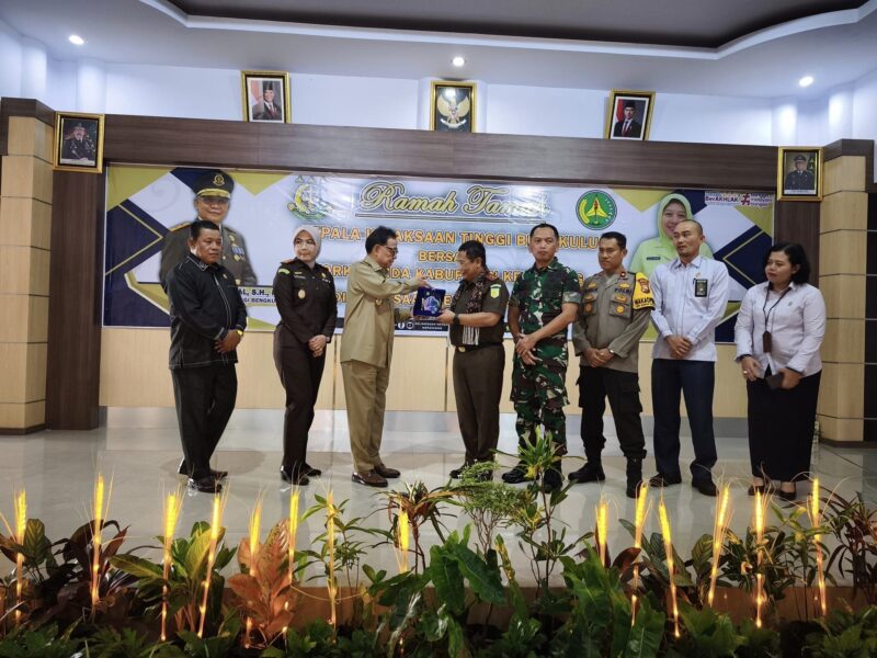 Penyerahan plakat sebagai cinderamata atas kunjungan Kajati Bengkulu ke Kepahiang