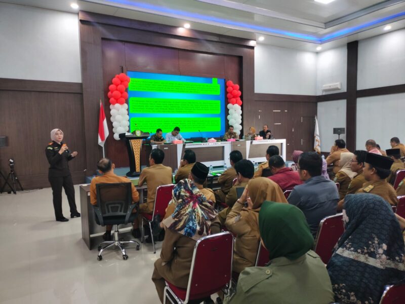 Kajari Kepahiang saat menyampaikan materi sosialisasi dan pembinaan pencegahan tindak pidana khusus di aula command center Pemkab Kepahiang.