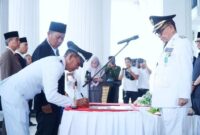 Bupati meyaksikan penandatangan berita acara pelantikan perpanjangan masa tugas Kades dan BPD