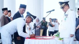 Bupati meyaksikan penandatangan berita acara pelantikan perpanjangan masa tugas Kades dan BPD