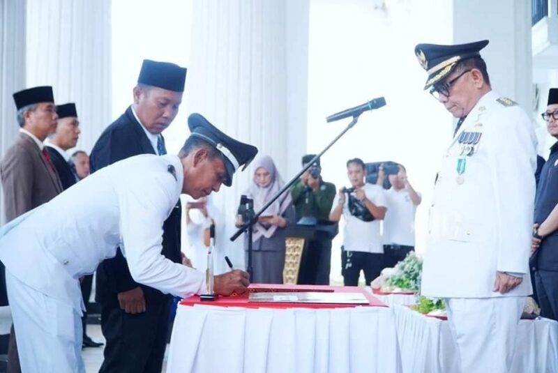 Bupati meyaksikan penandatangan berita acara pelantikan perpanjangan masa tugas Kades dan BPD