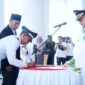 Bupati meyaksikan penandatangan berita acara pelantikan perpanjangan masa tugas Kades dan BPD