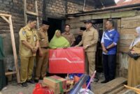 Wabup didampingi Kadis Sosial menyalurkan bantuan dan santunan pada korban bencana kebakaran