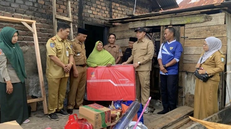 Wabup didampingi Kadis Sosial menyalurkan bantuan dan santunan pada korban bencana kebakaran