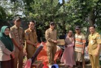 Wabup, Zurdi Nata saat menyalurkan bantuan tanggap bencana pada para korban kebakaran.