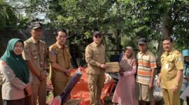 Wabup, Zurdi Nata saat menyalurkan bantuan tanggap bencana pada para korban kebakaran.