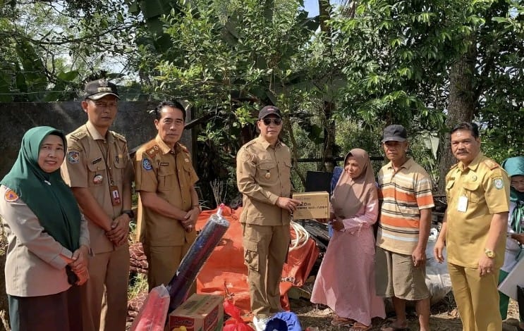 Wabup, Zurdi Nata saat menyalurkan bantuan tanggap bencana pada para korban kebakaran.