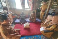 Tim Dinsos saat melakukan assasment terhadap Lansia yang membutuhkan bantuan sosial.