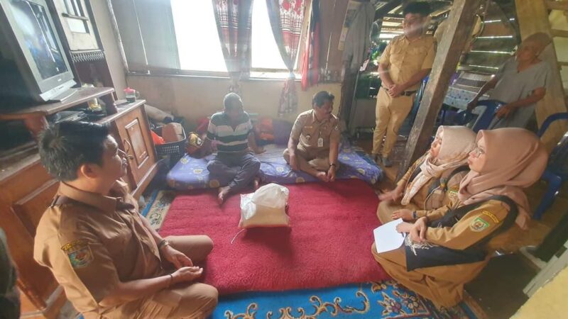 Tim Dinsos saat melakukan assasment terhadap Lansia yang membutuhkan bantuan sosial.