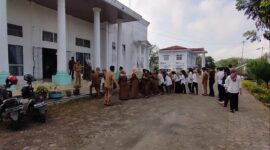Pegawai Dinas Parpora tampak akrab usai apel. Komitmen para pegawai menjadikan wisata Kepahiang bebas Pungli.