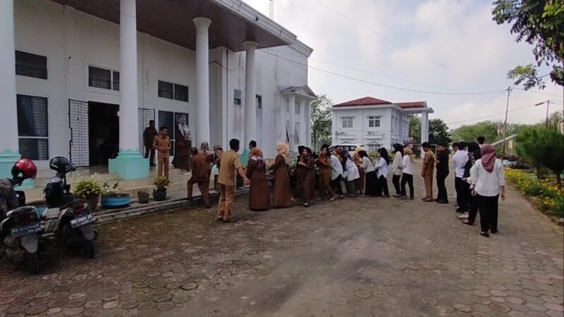 Pegawai Dinas Parpora tampak akrab usai apel. Komitmen para pegawai menjadikan wisata Kepahiang bebas Pungli.